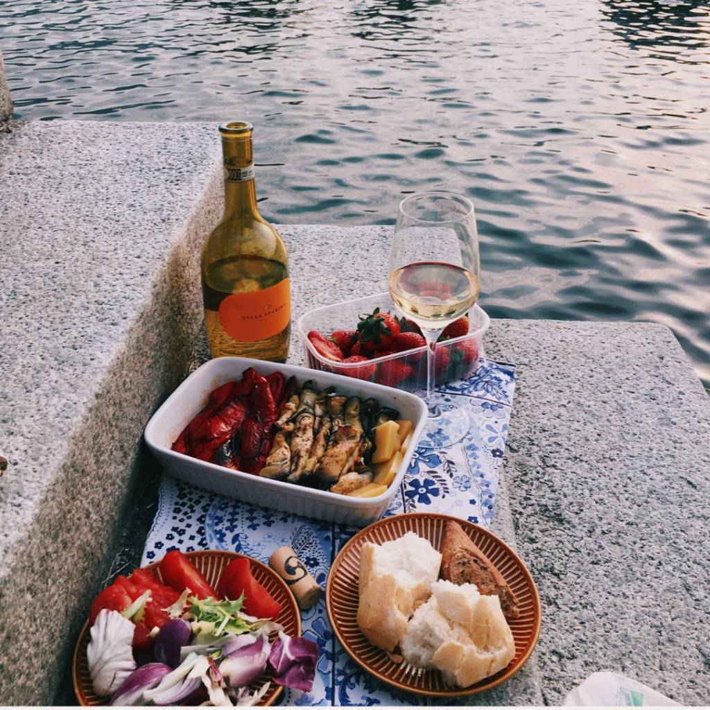 picnic-by-the-sea-during-a-home-swap-to-work-remotely